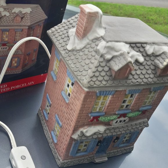 Lighted Christmas House NWT Hotel Inn Hand Painted Porcelain New in Box - Picture 11 of 16